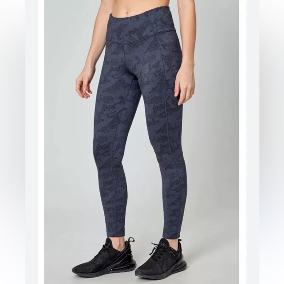 NWT Mondetta Women’s Performance Heat Gear Active Leggings Blue Camo Size Small - Picture 1 of 13